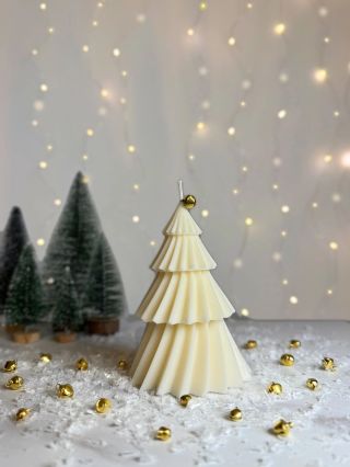 Dokonalé vianočné stromčeky zo sójového vosku 🎄✨ Ručne vyrábané sviečky z vianočnej kolekcie Lumineko, ktoré do vášho...
